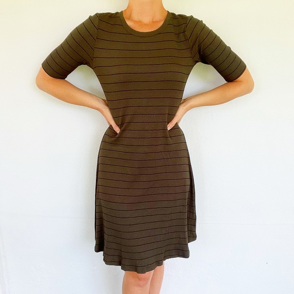 Old Navy Dresses & Skirts - Old Navy green striped ribbed stretch casual dress size medium